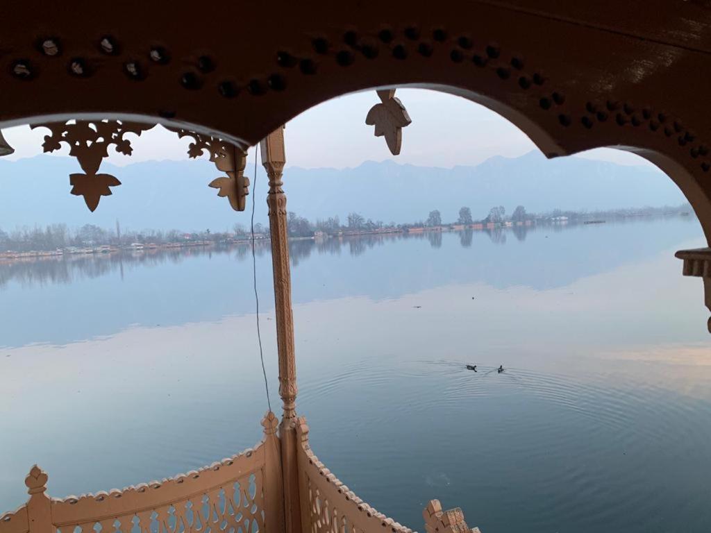 Yadgaar Houseboats Hotel Srīnagar Kültér fotó