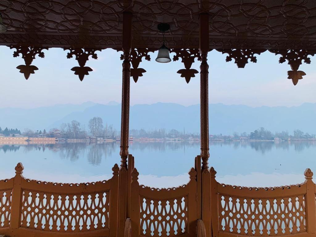 Yadgaar Houseboats Hotel Srīnagar Kültér fotó