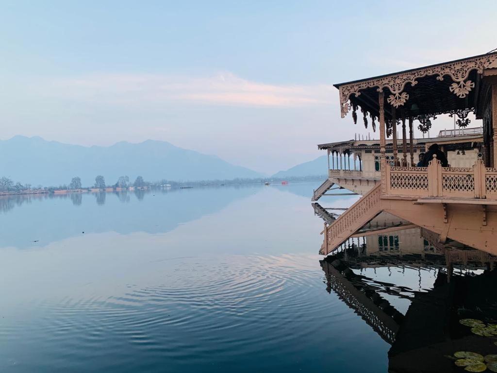 Yadgaar Houseboats Hotel Srīnagar Kültér fotó