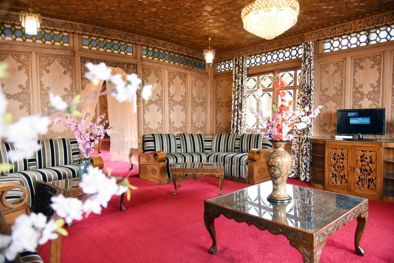 Yadgaar Houseboats Hotel Srīnagar Kültér fotó