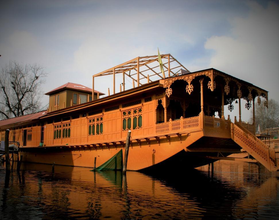 Yadgaar Houseboats Hotel Srīnagar Kültér fotó