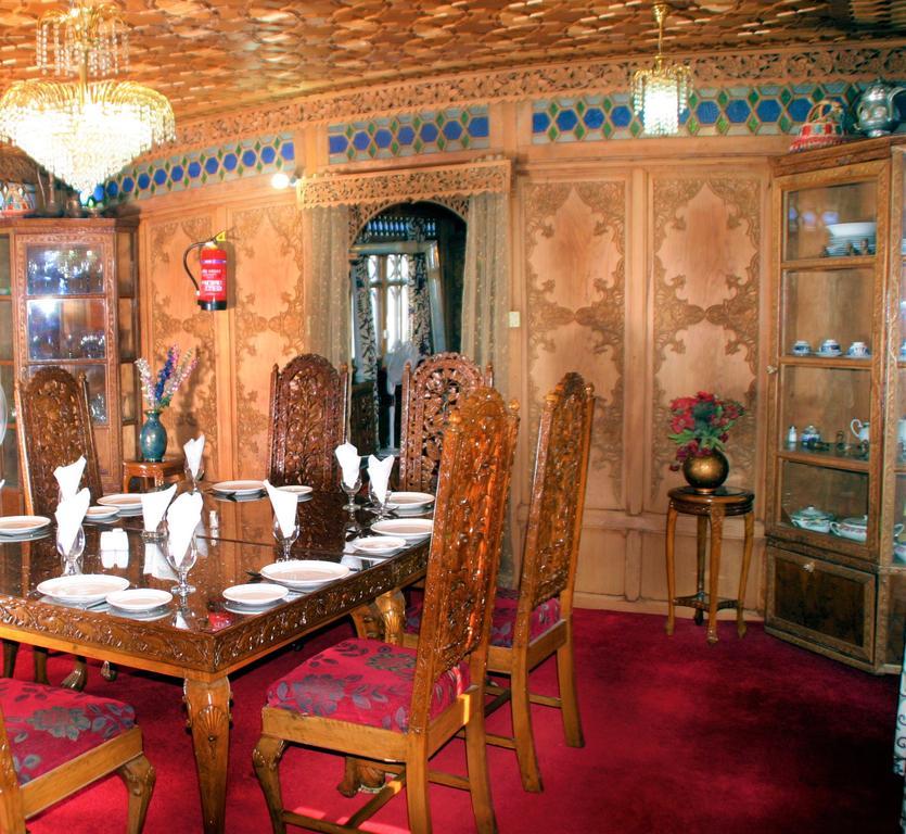 Yadgaar Houseboats Hotel Srīnagar Kültér fotó