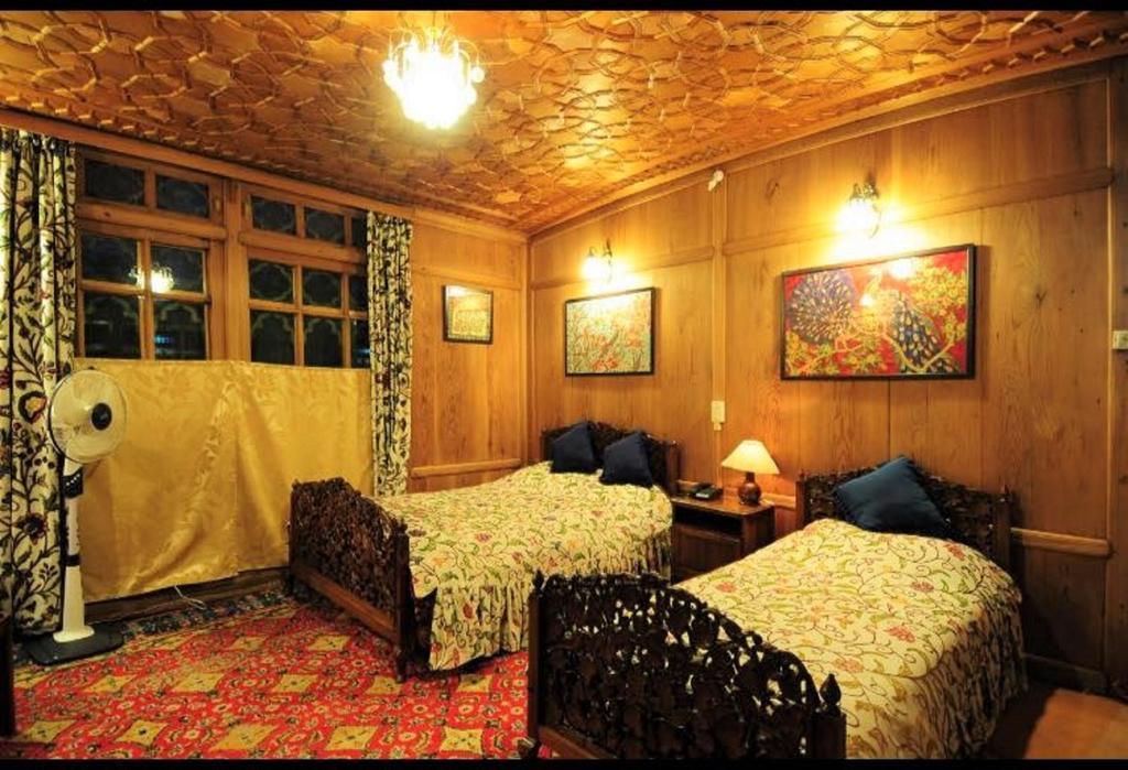 Yadgaar Houseboats Hotel Srīnagar Kültér fotó