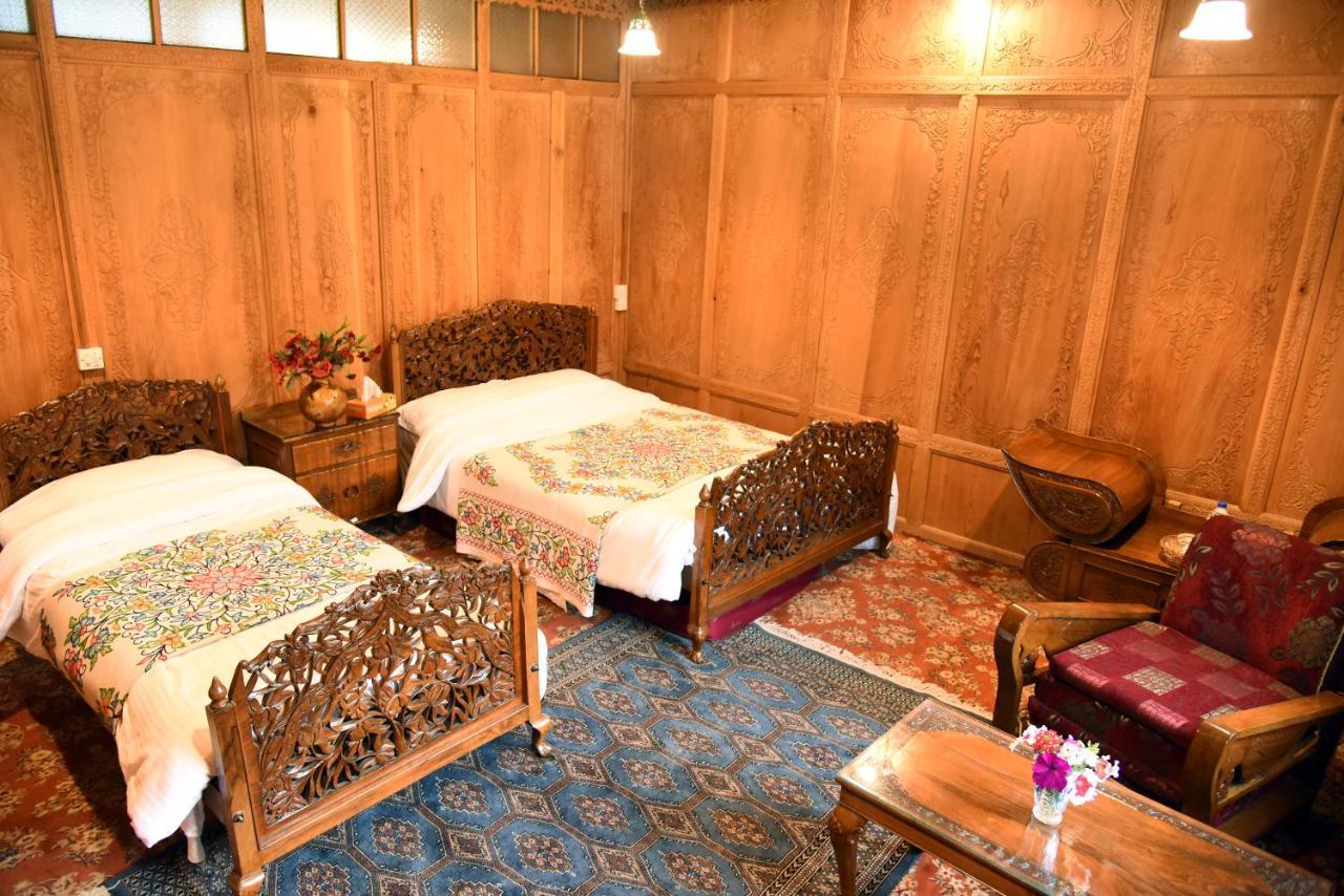 Yadgaar Houseboats Hotel Srīnagar Kültér fotó