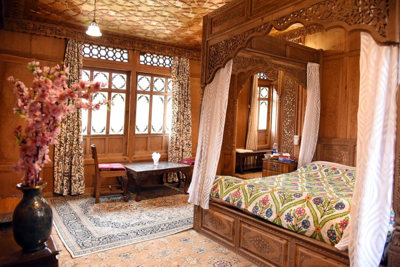 Yadgaar Houseboats Hotel Srīnagar Kültér fotó
