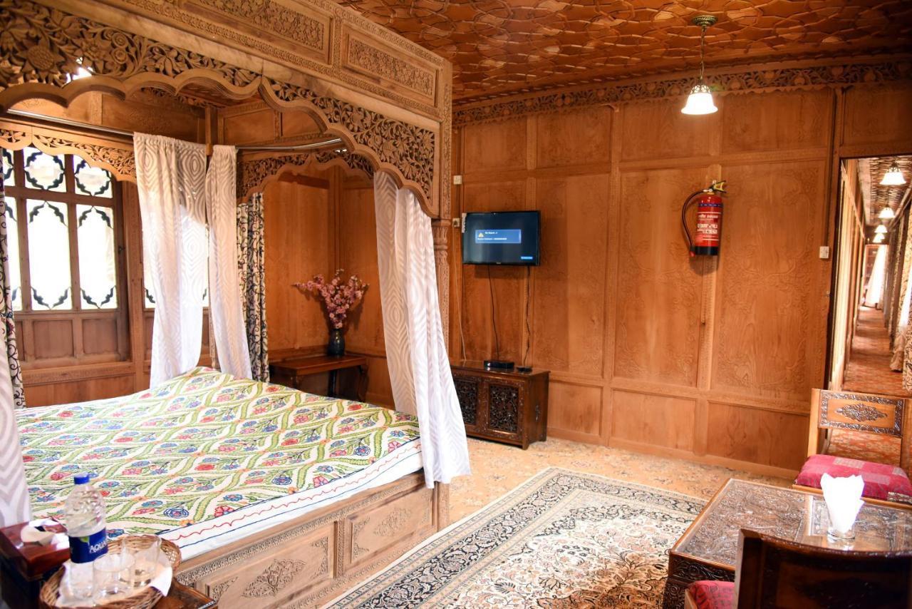 Yadgaar Houseboats Hotel Srīnagar Kültér fotó