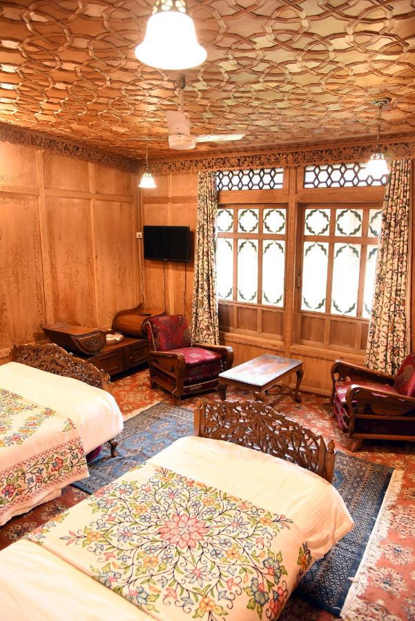 Yadgaar Houseboats Hotel Srīnagar Kültér fotó