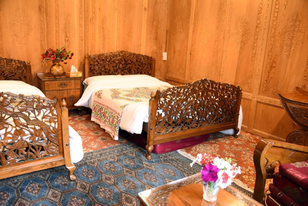 Yadgaar Houseboats Hotel Srīnagar Kültér fotó