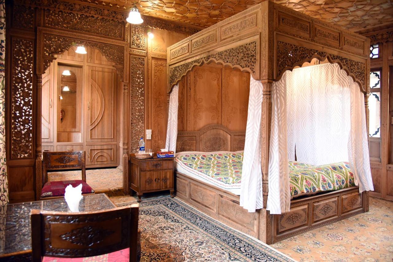Yadgaar Houseboats Hotel Srīnagar Kültér fotó