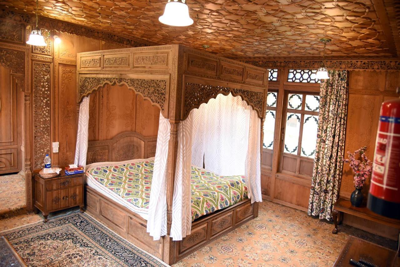 Yadgaar Houseboats Hotel Srīnagar Kültér fotó
