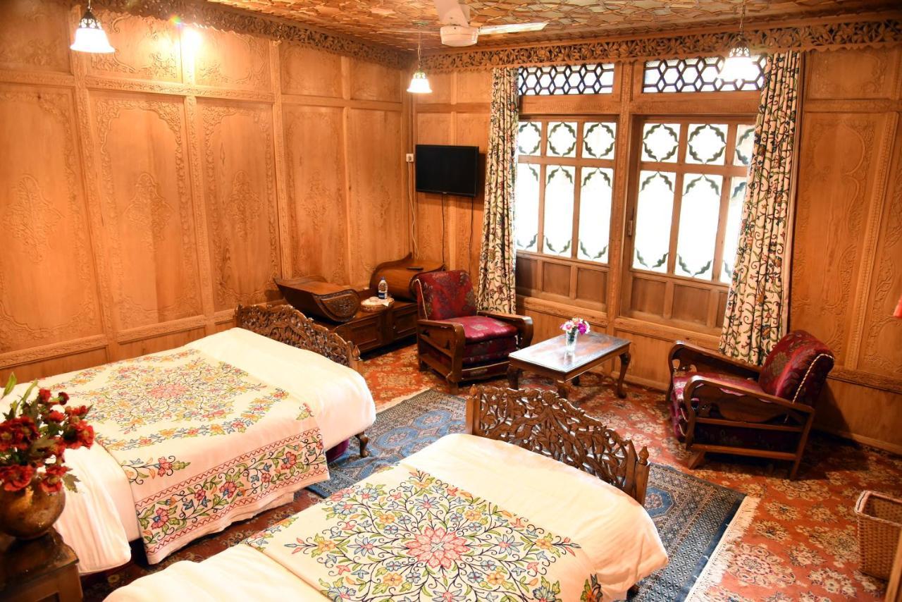 Yadgaar Houseboats Hotel Srīnagar Kültér fotó