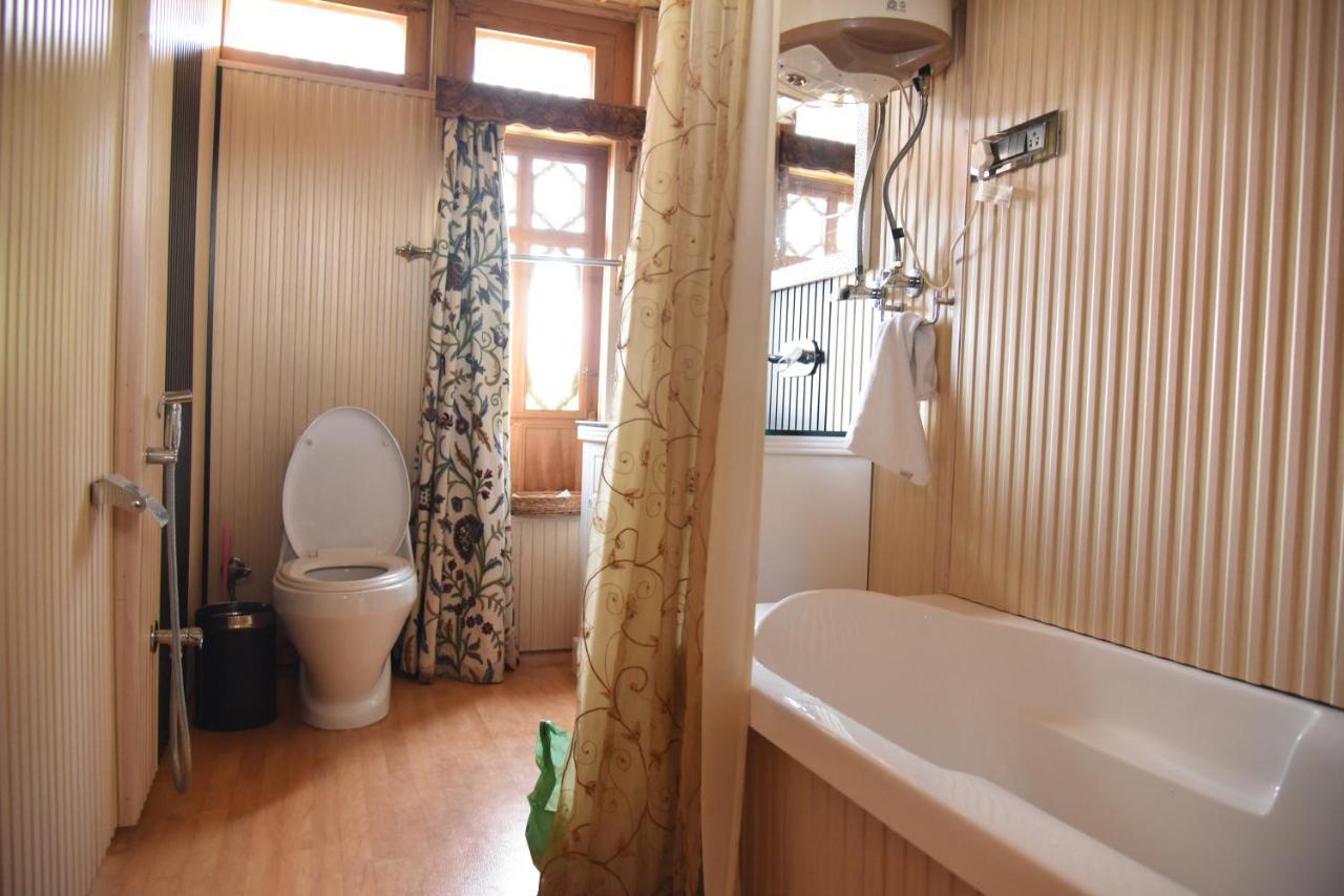 Yadgaar Houseboats Hotel Srīnagar Kültér fotó