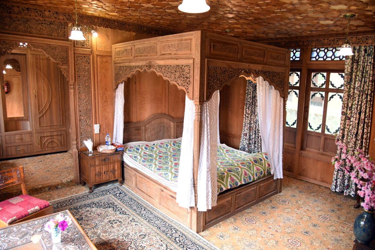 Yadgaar Houseboats Hotel Srīnagar Kültér fotó